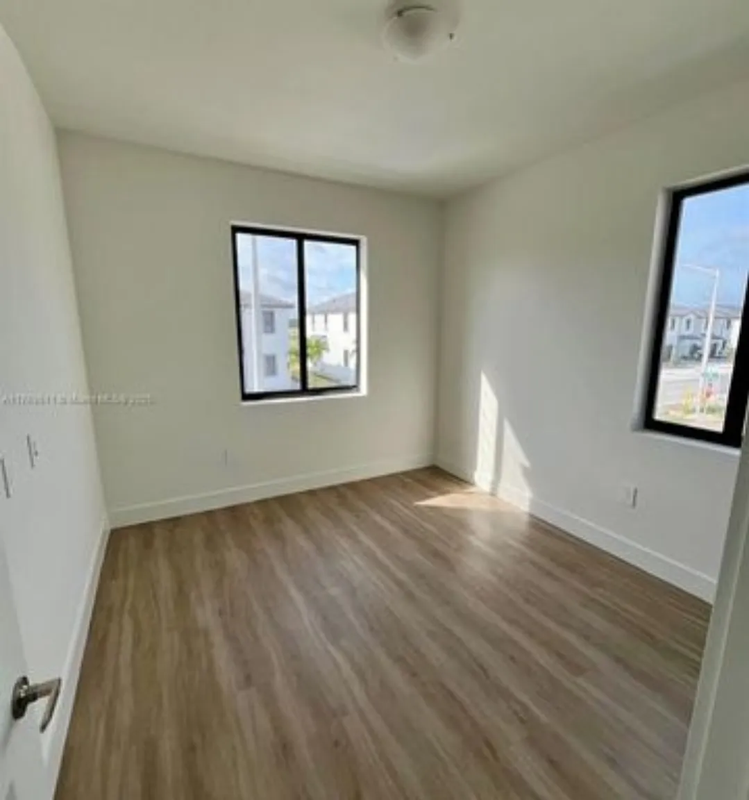 4 bed, 1898 sqft, $2,800 — Photo 3
