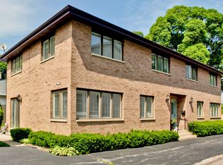 1445 N McKinley Rd #1, Lake Forest, IL 60045