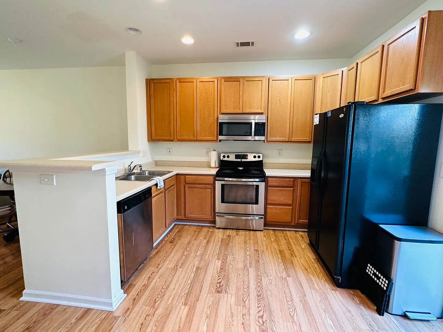 Two bedroom townhome with one car garage — Photo 3