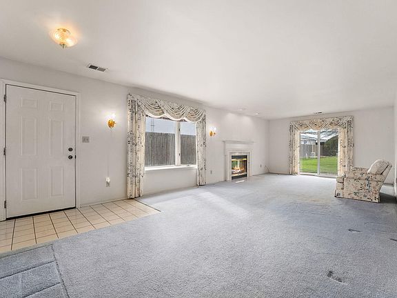 4th image of 823 Spruce Ln