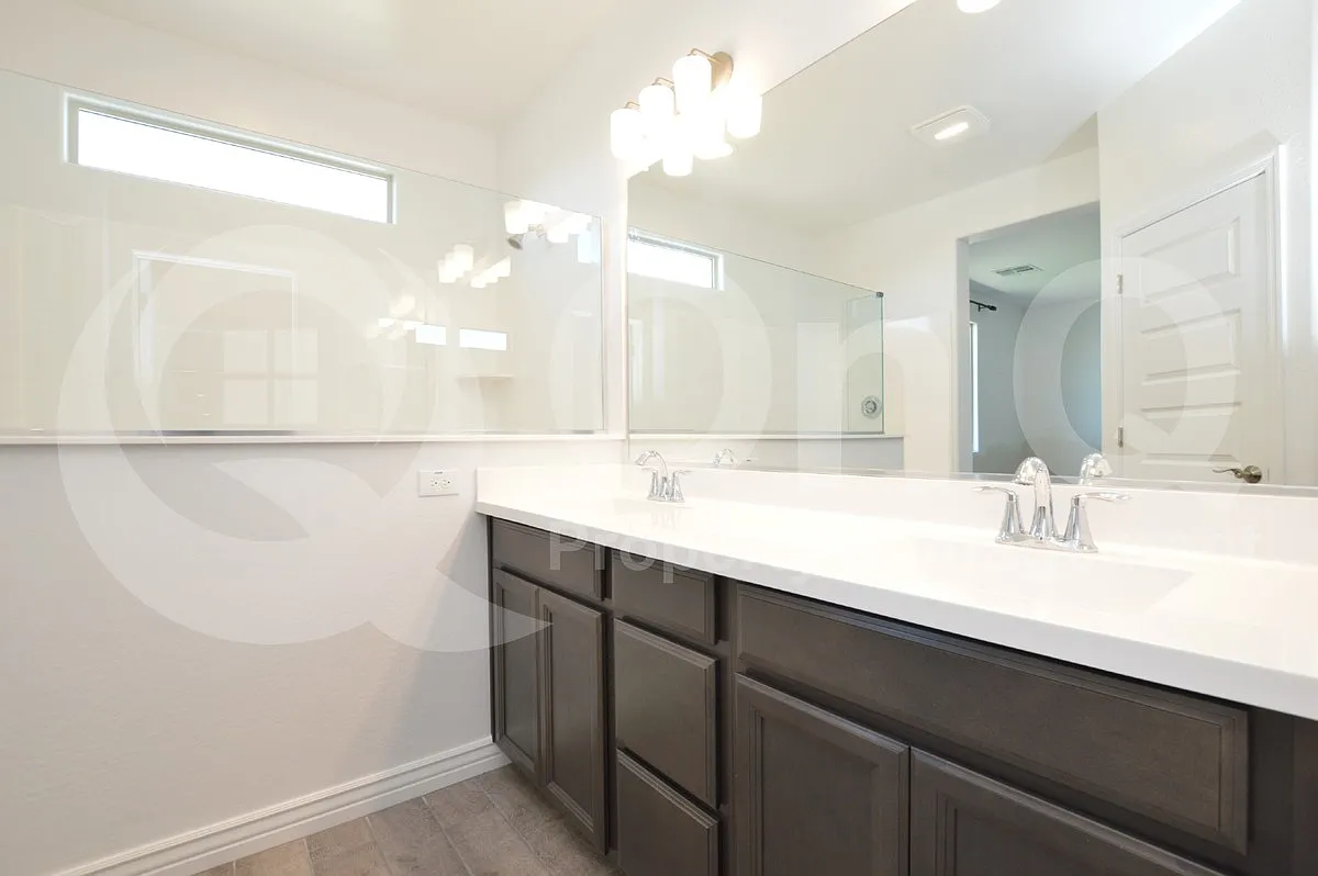 5 bed, 3.0 bath, 2132 sqft, $2,489 — Photo 2