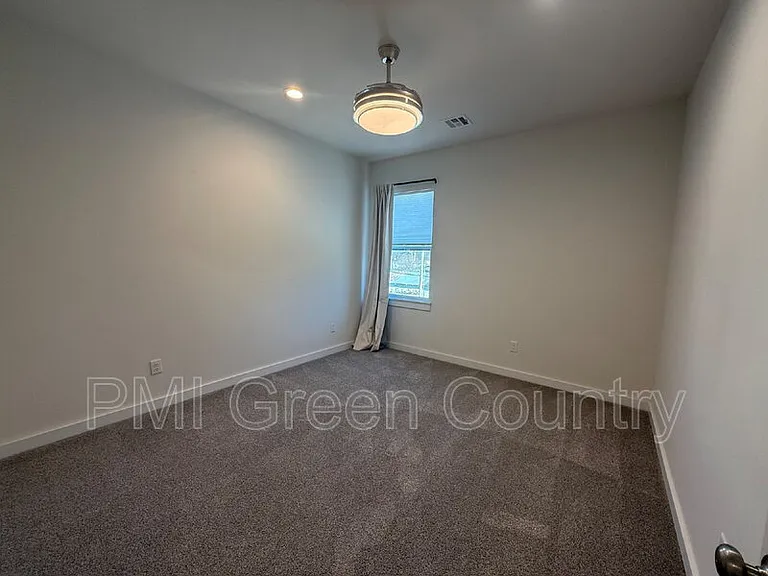 134 E Elgin St — Photo 19