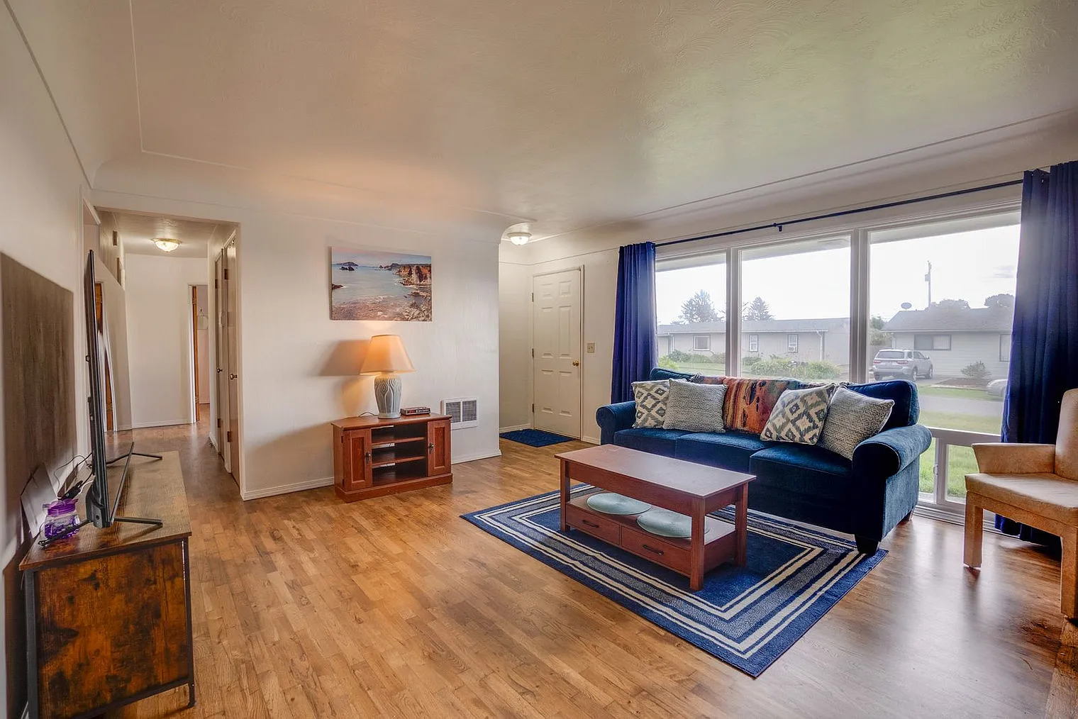 3 bed, 1.0 bath, 1044 sqft, $2,228 — Photo 3