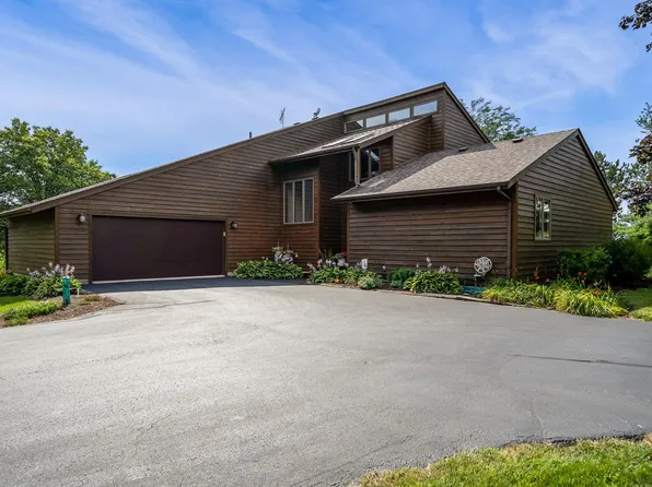 9085 N Pecatonica Rd, Pecatonica, IL 61063