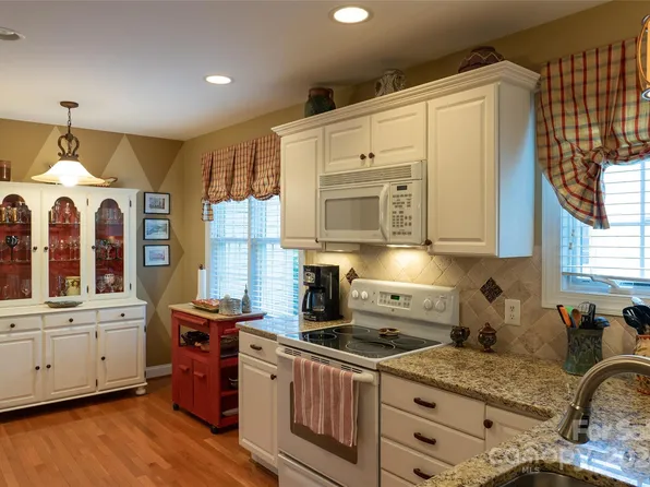 165 Starland Ln, Southern Pines, NC 28387