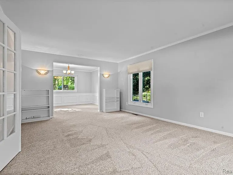 5476 Van Ness Dr — Photo 9