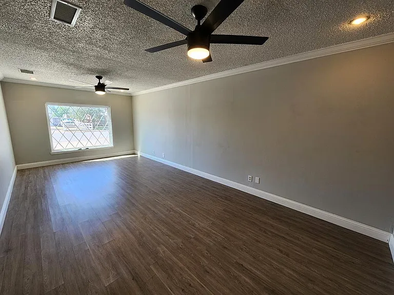 1805 Magnolia Ave — Photo 2