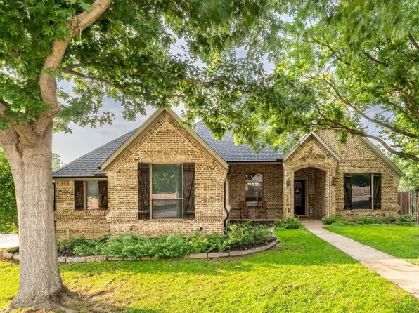 7829 Green Valley Dr, North Richland Hills, TX 76182