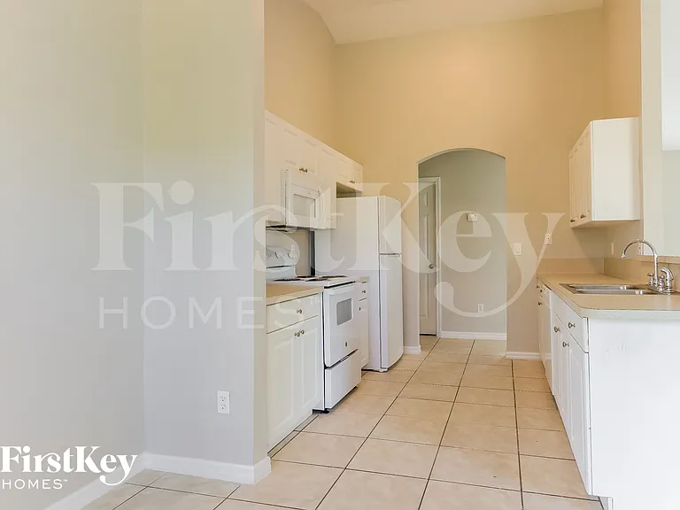 237 SW Ray Ave — Photo 8