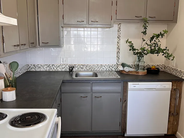 825 E 7th St #6 — Photo 3