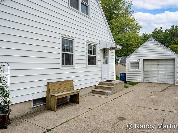 1.5 Stall Garage and Side Entrance