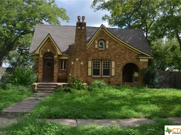 610 E Live Oak St, Cuero, TX 77954