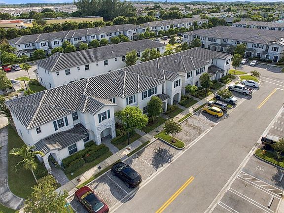 3rd image of 2686 SE 18th St