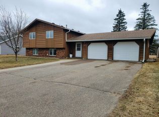 1865 Red Leaf Ct, Windom, MN 56101