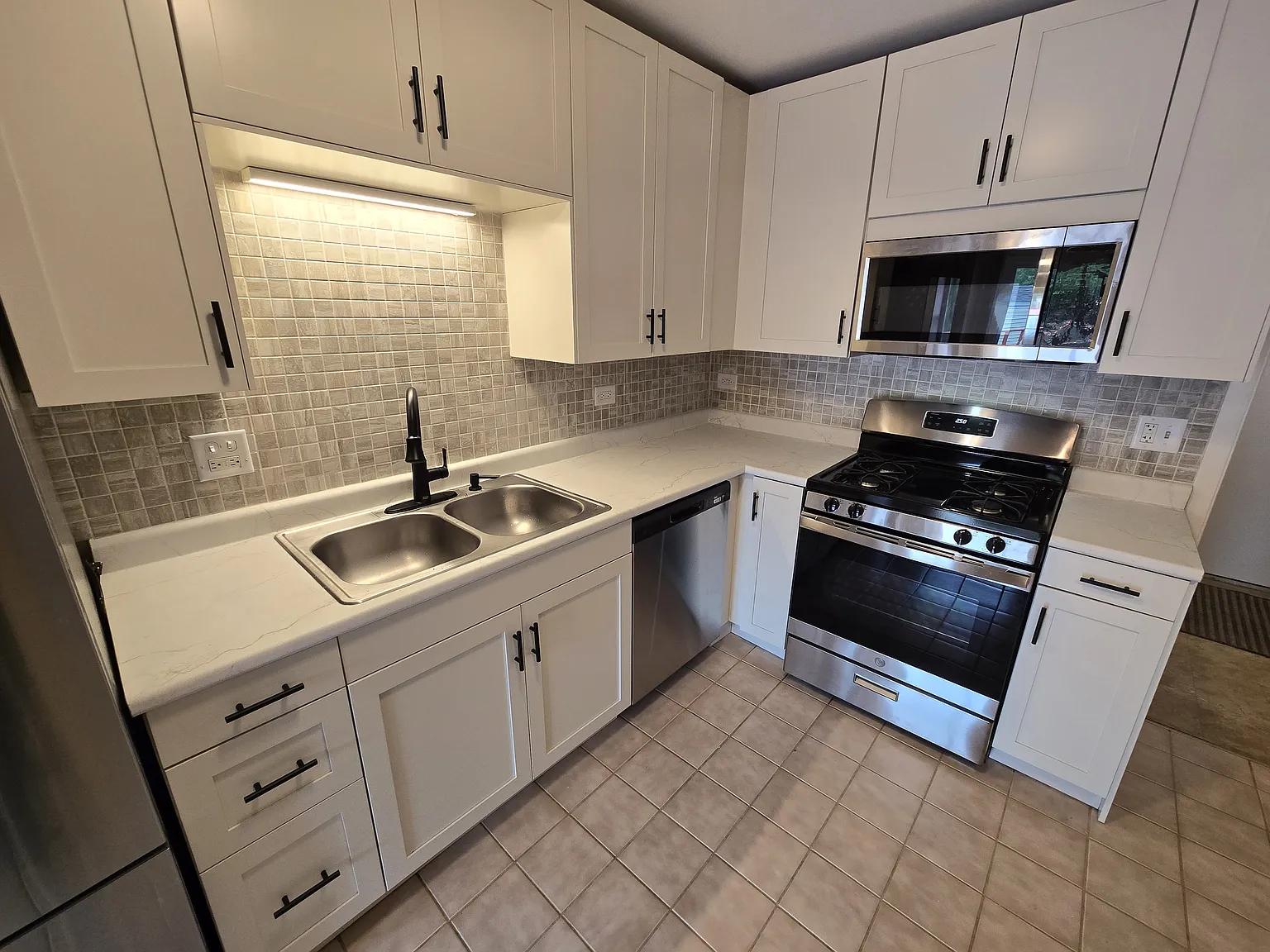 3 bed, 1209 sqft, $2,800 — Photo 3