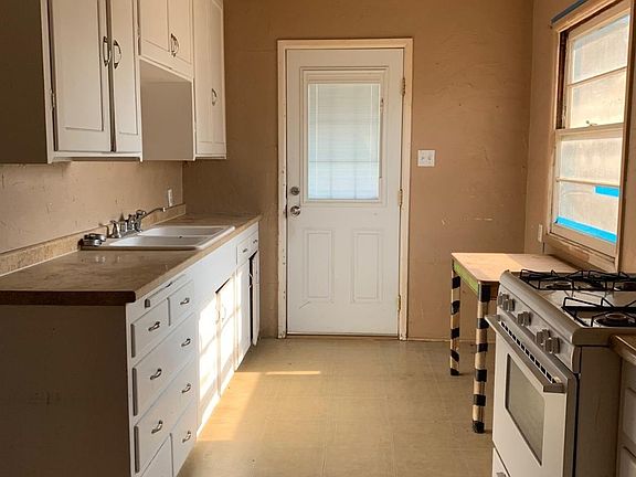 2nd image of 512 Acacia Ave