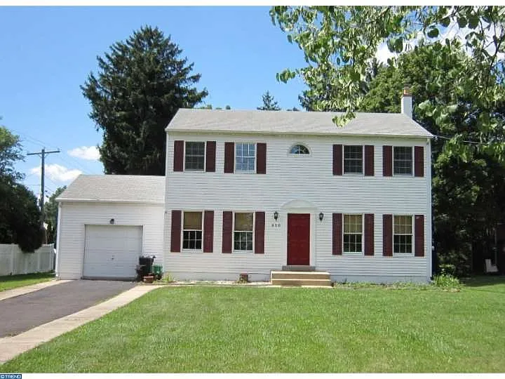 520 Newtown Rd photo 1