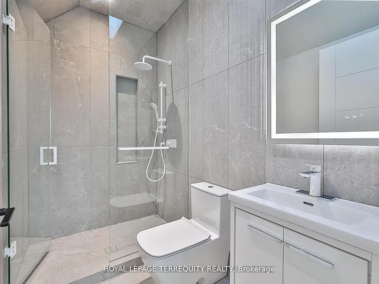 741 Woburn Ave — Photo 33