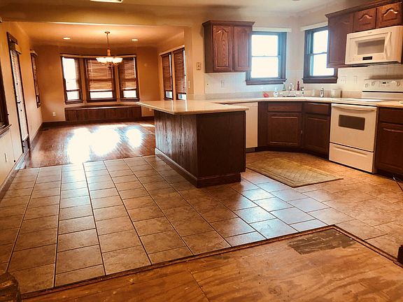 3rd image of 8 Robin Hill Ln