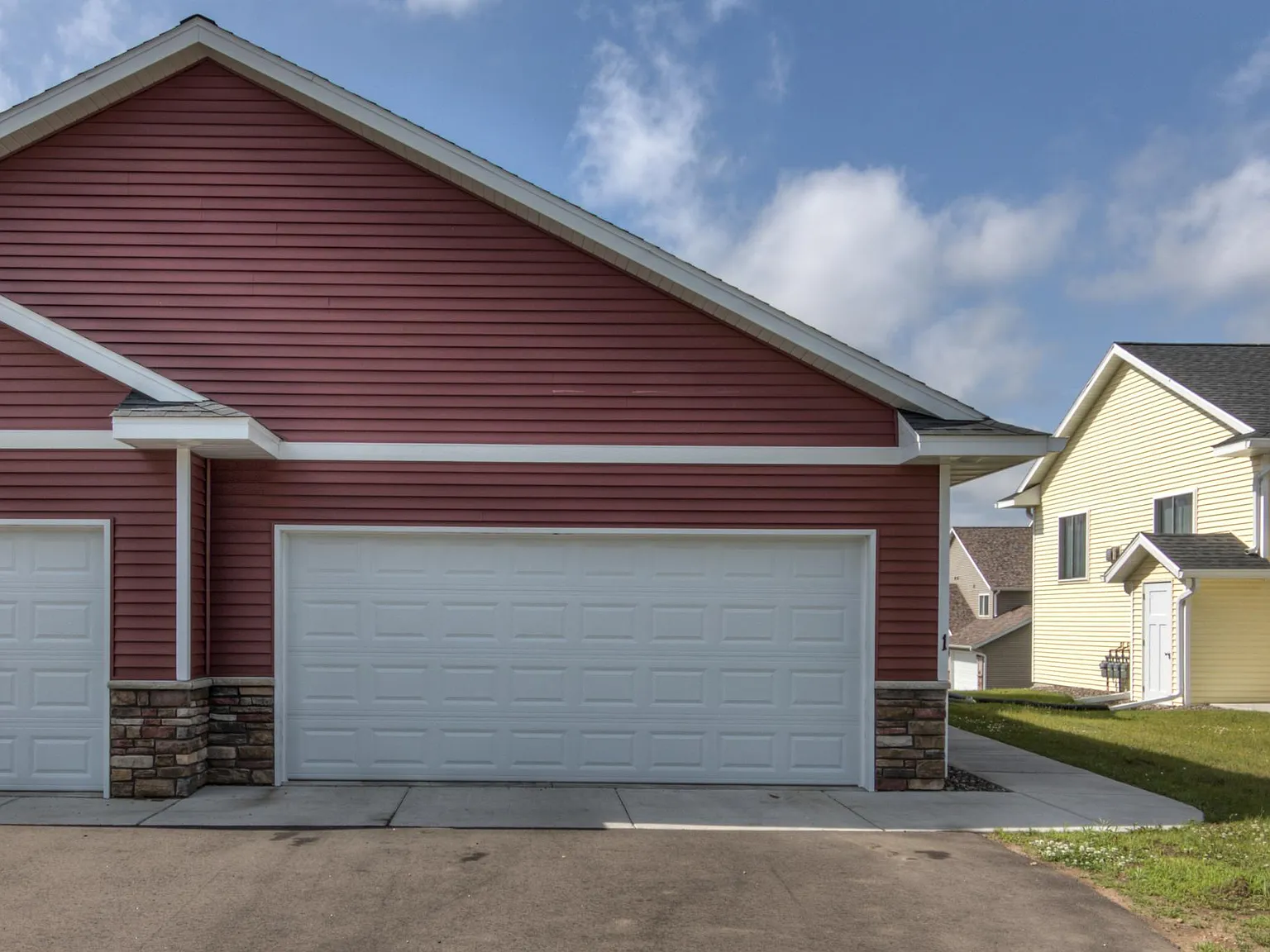 3 bed, 1040 sqft, $1,695 — Photo 2