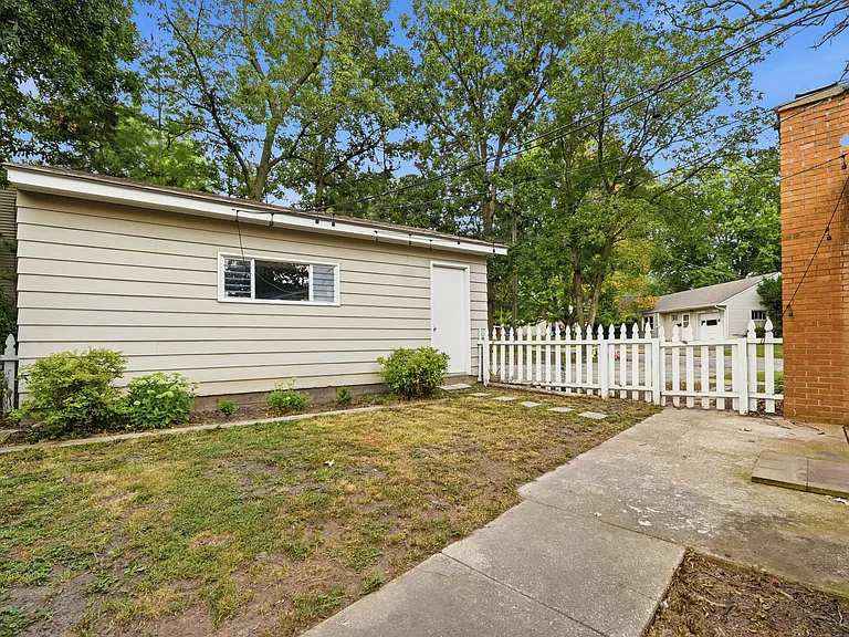 131 Oak Dr — Photo 5