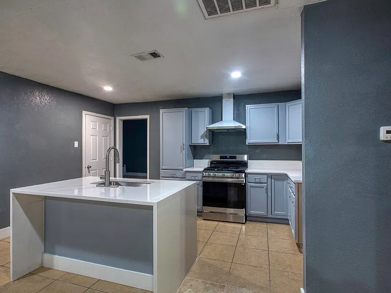 307 Dee Ln — Photo 4