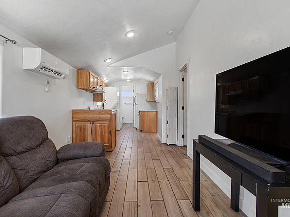 5th image of 407 1st St N