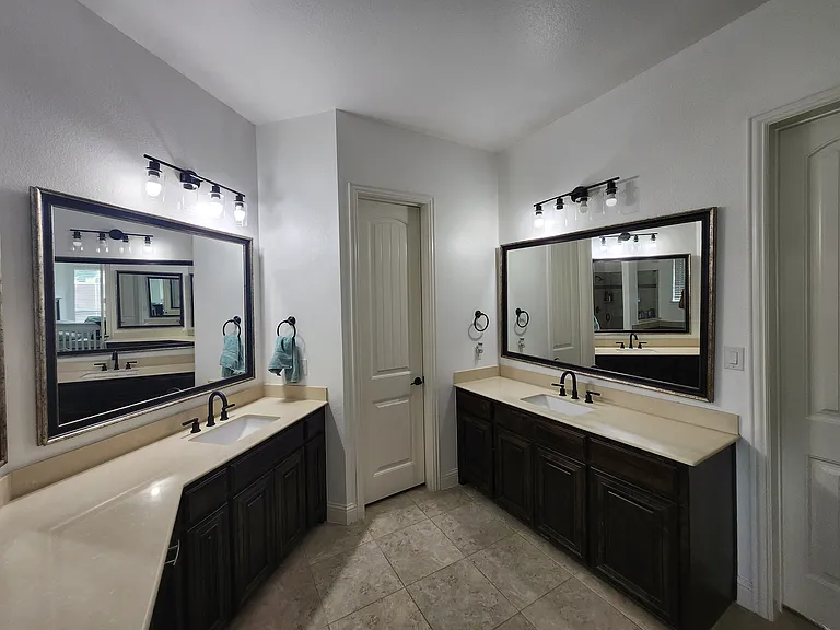 10647 Kingsford Ln — Photo 6
