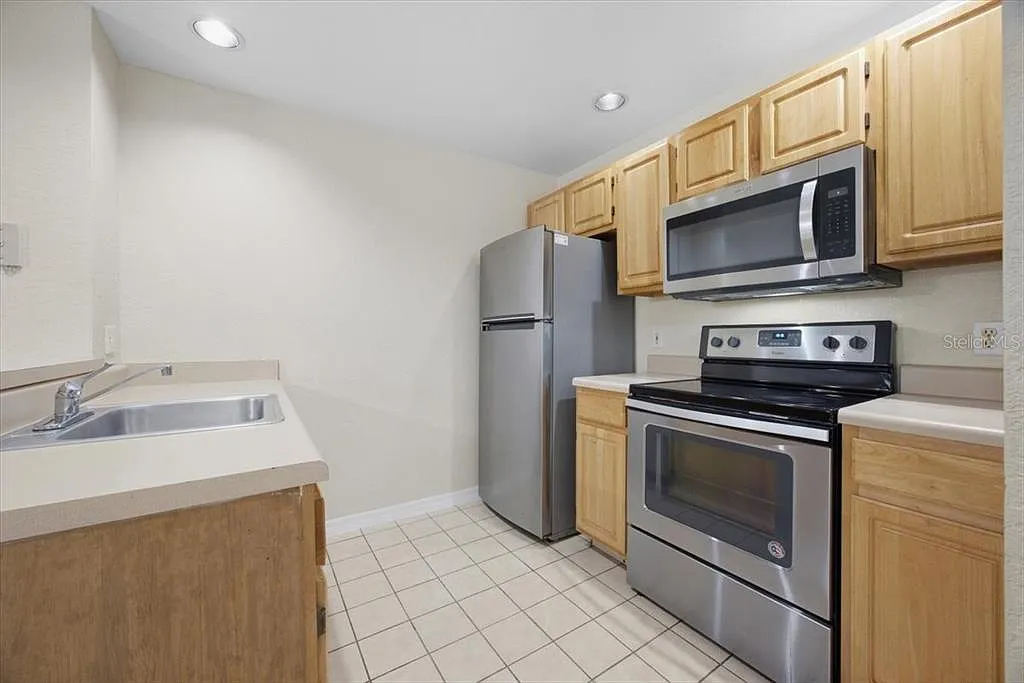 3 bed, 2.0 bath, 1296 sqft, $1,599 — Photo 3
