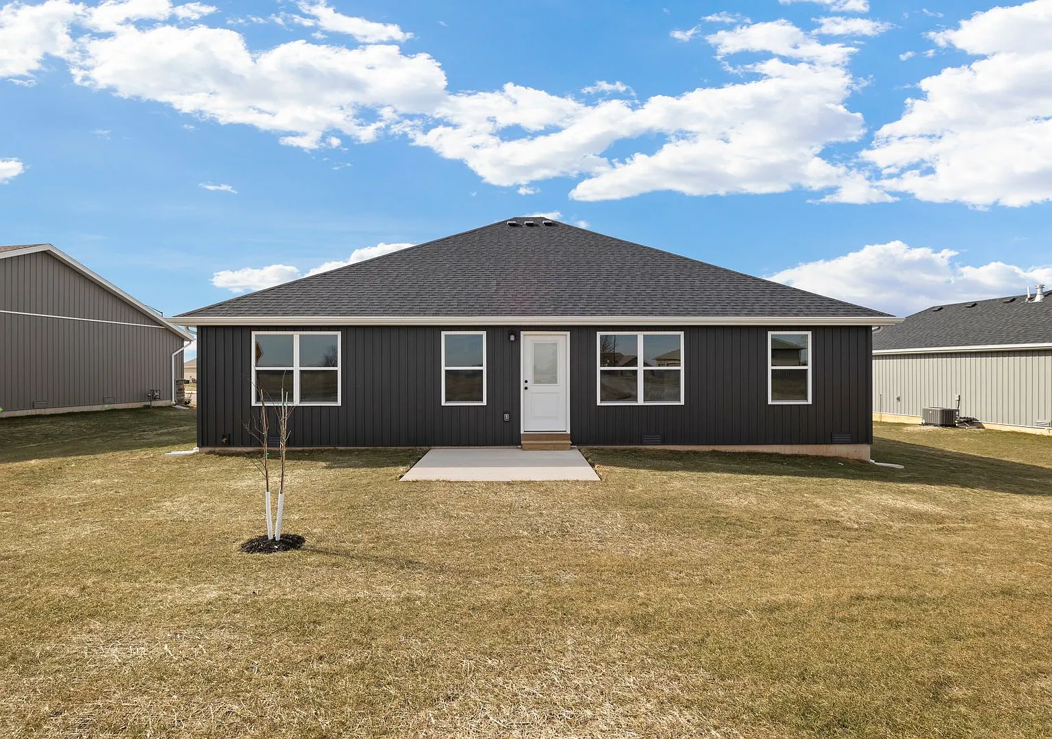Newly Built 4 Bedroom Home With Fully Fenced Yard — Photo 1