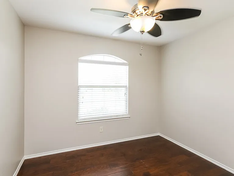 2116 Meadow View Dr — Photo 14