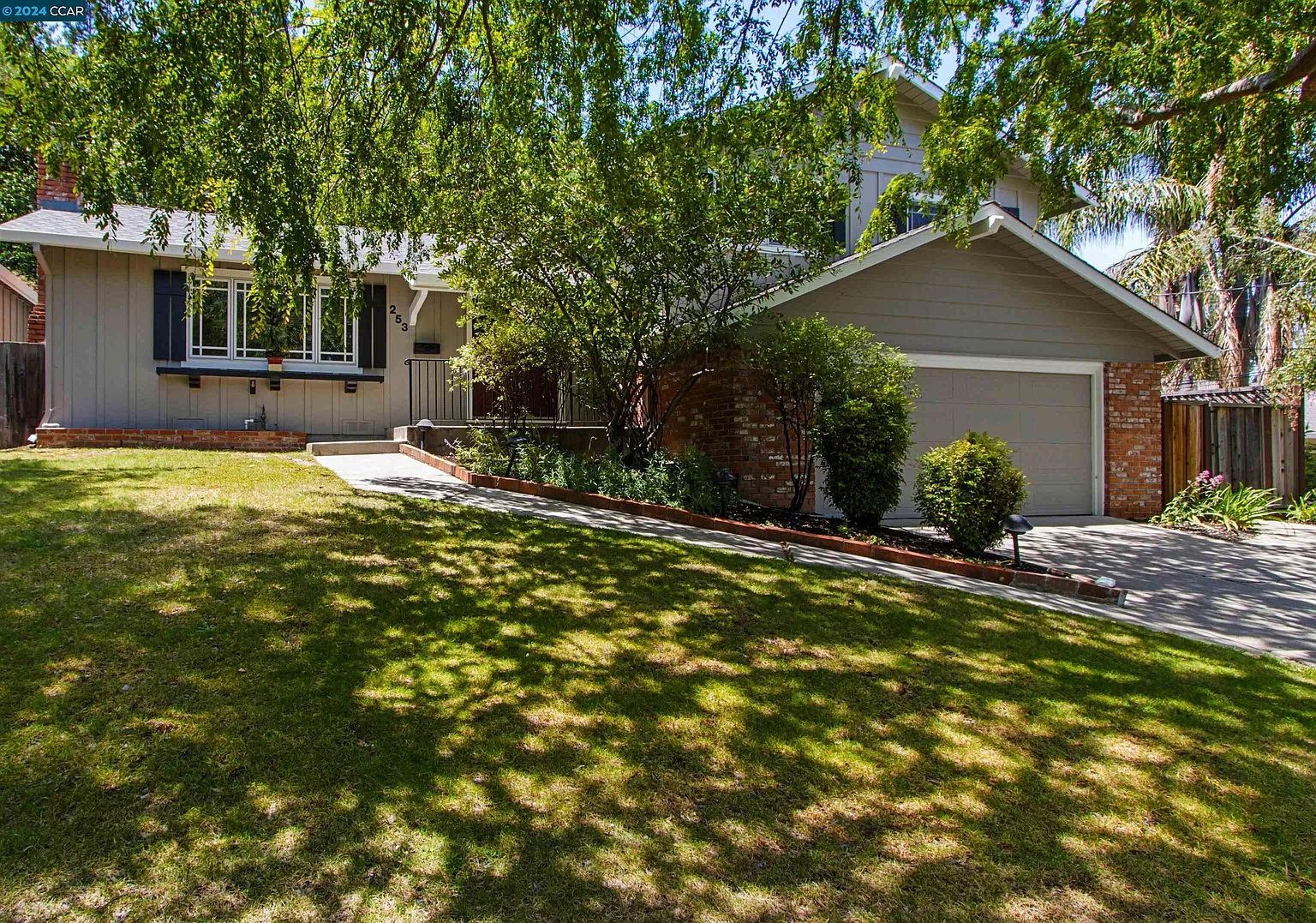253 Valley Dr photo 1