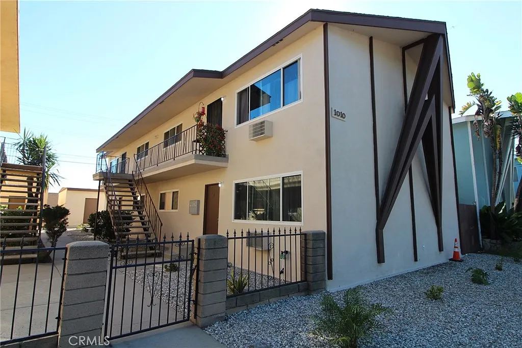 2 bed, 750 sqft, $2,400 — Photo 1