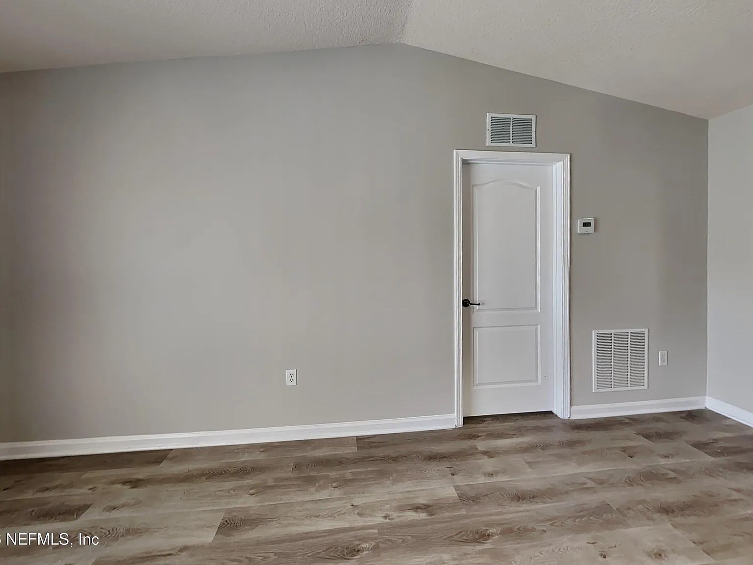 3 bed, 2.0 bath, 1300 sqft, $1,949 — Photo 3
