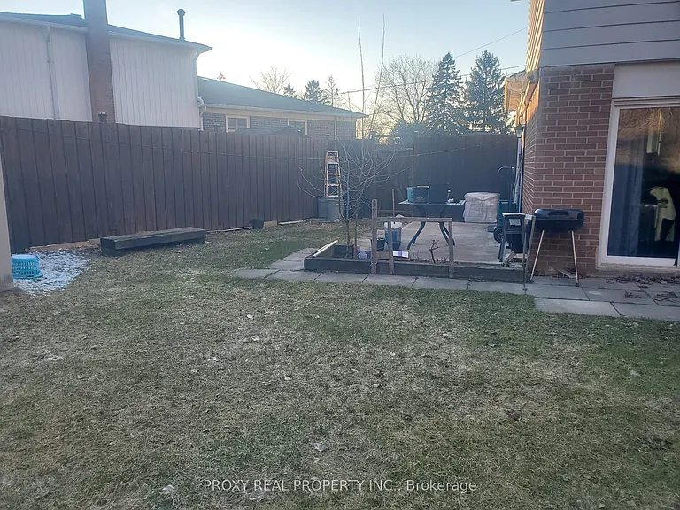 785 Greenfield Cres — Photo 19