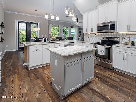 3rd image of 11735 MAGNOLIA FALLS Drive