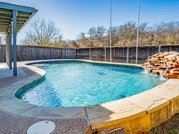 4822 Sapphire Ln, Granbury, TX 76049