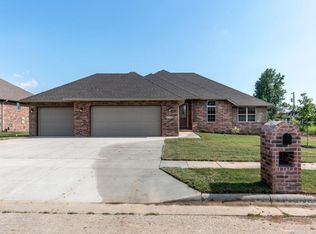 3730 W Stonehinge Dr, Springfield, MO 65807