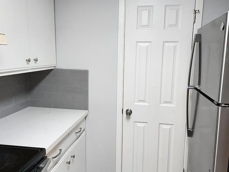11710 Southlake Dr #6 — Photo 4