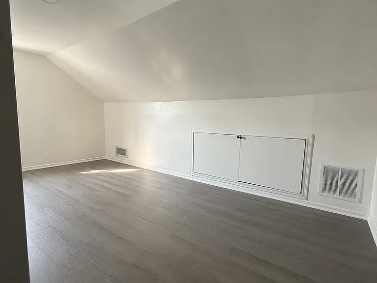 1153 Railroad St — Photo 4