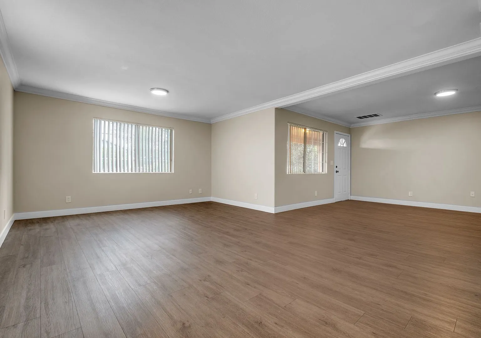 Spacious 3 Bed / 2 Bath apartment with parking & in-unit laundry! — Photo 3