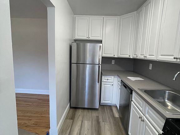 3rd image of 61-47 Cloverdale Blvd #A