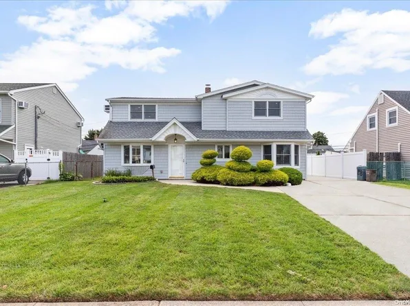 28 Harvest Lane, Levittown, NY 11756