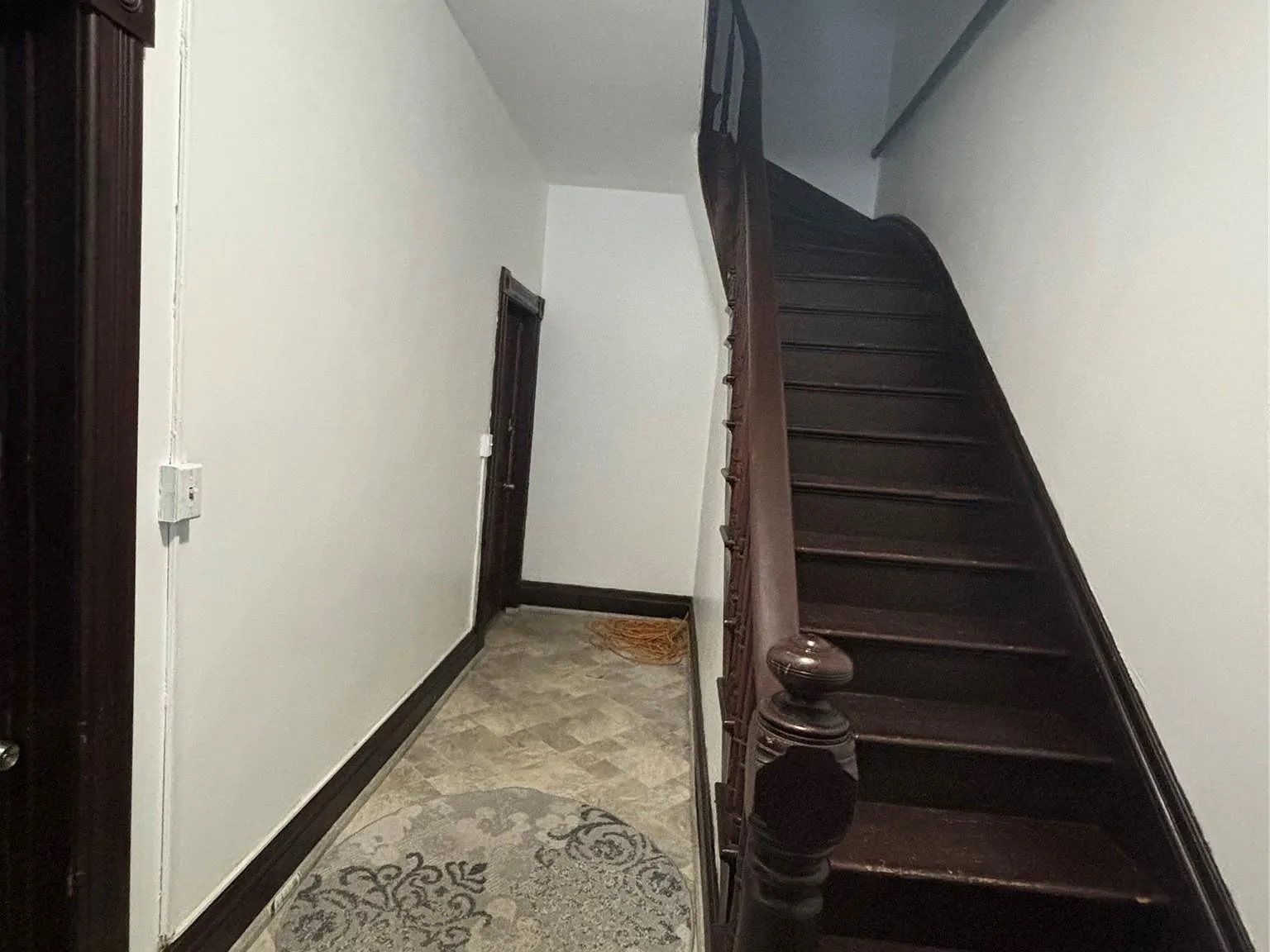 3 bed, 1.0 bath, 2400 sqft, $800 — Photo 3