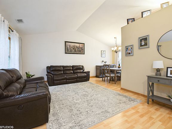 5th image of 15 Sherwood Ct