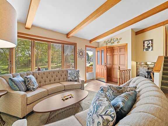 3rd image of 3233 Meadowbrook Dr