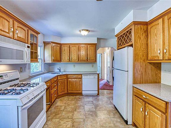 2nd image of 11 Garden Blvd