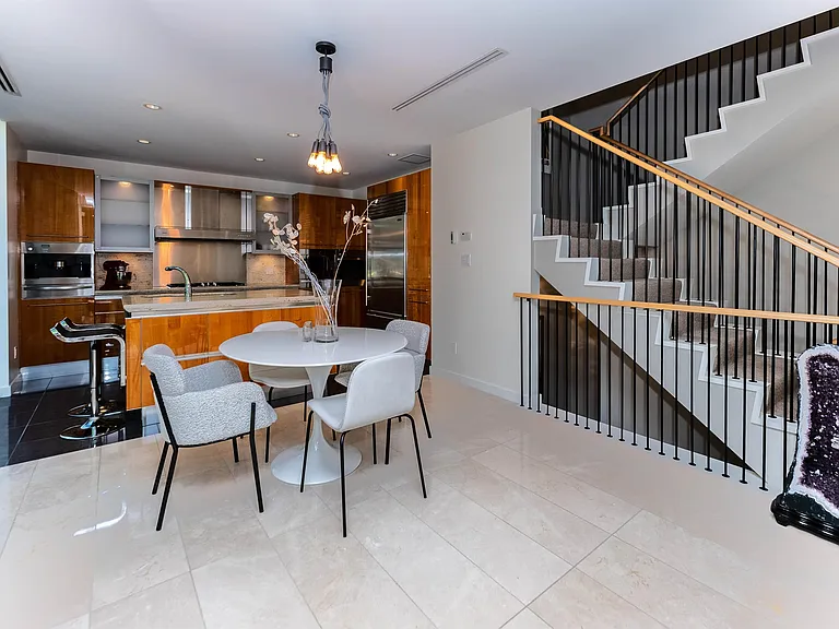 1163 Cordova St W — Photo 3
