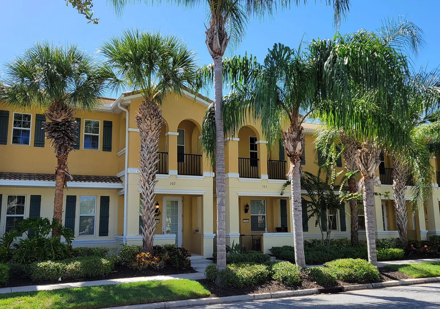 Seasonal Only 3 Bedroom, 2 1/2 Bath Townhome Off University Parkway With Water View — Photo 1