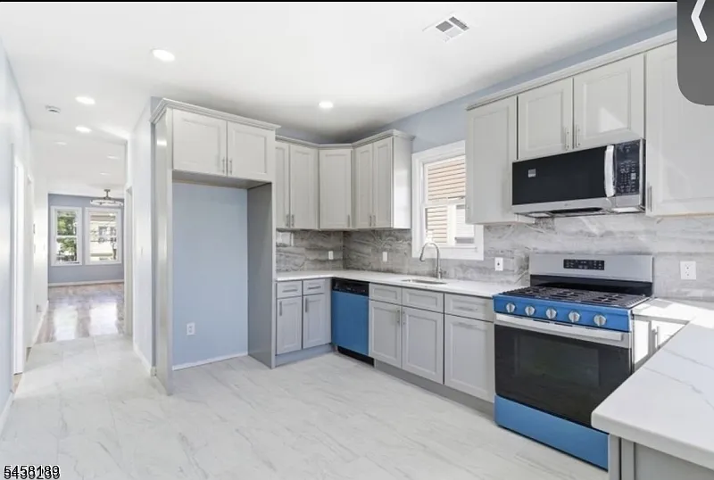 3 bed, $2,900 — Photo 3